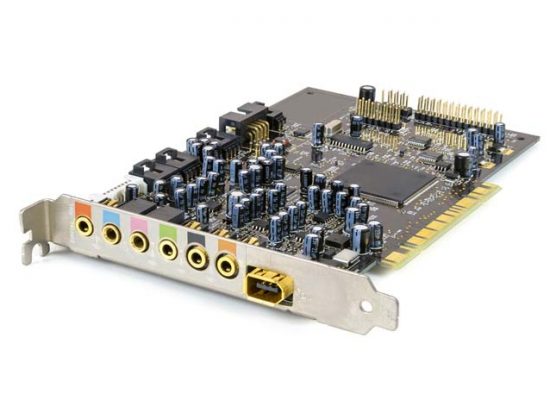 Computer sound card on white background supporto tecnico informatico